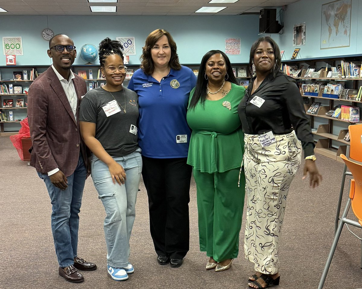 RepHunschofsky's tweet image. Had a wonderful time this morning speaking to 8th grade students at Forest Glen Middle School’s career day! The students asked some great questions and we had some good discussions. Thanks to our intern, Madelyn, for joining me, and thank you to the school’s team for having us!