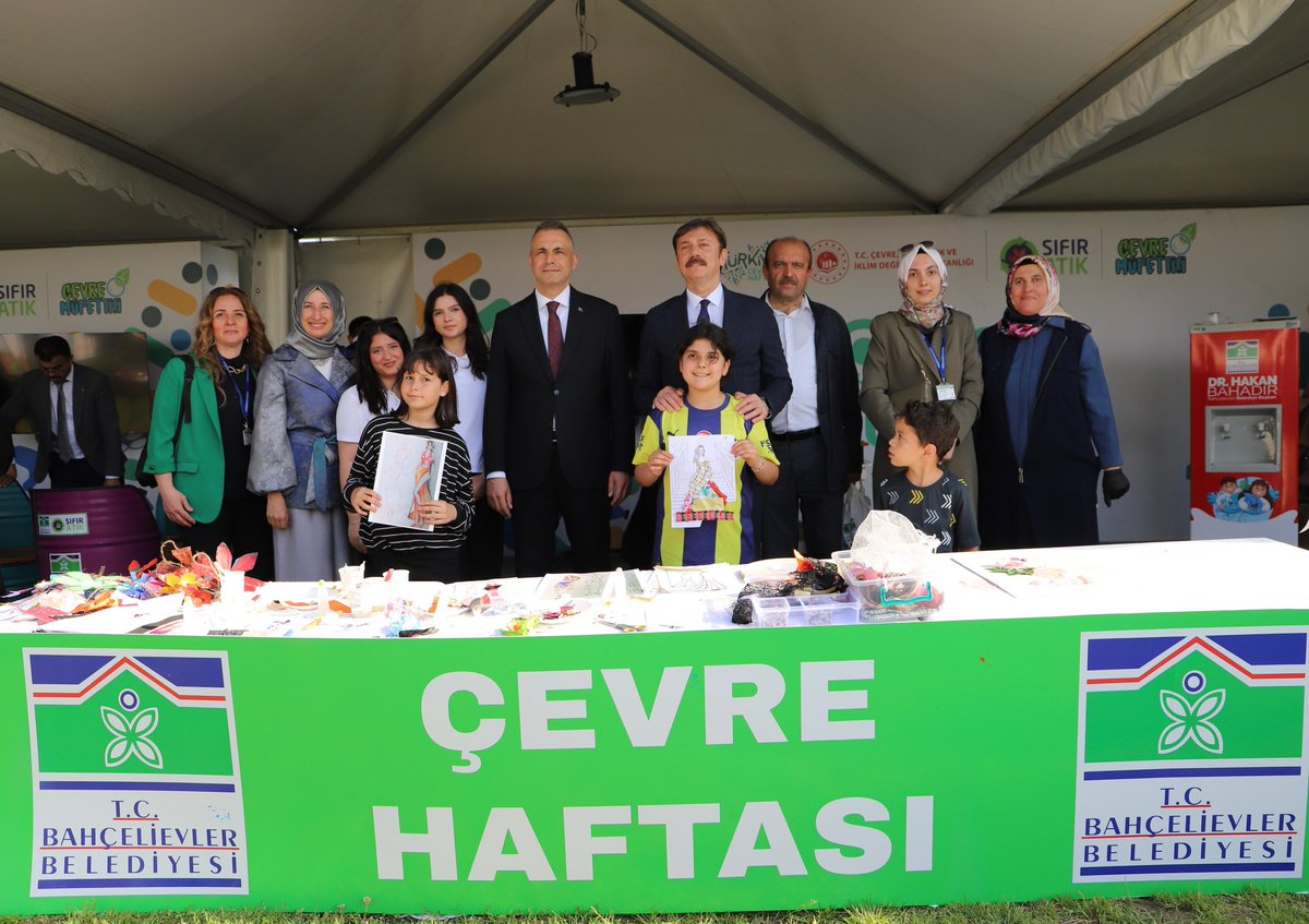 MEjderBatur's tweet photo. Cumhurbaşkanımız Sayın Recep Tayyip Erdoğan’ın katılımıyla açılan Beykoz Millet Bahçesinde İl Müdürlüğümüz ve Bahçelievler Belediyemizin kurduğu çevre dostu stantlarımızı @DrHakanBahadir Başkanımızla birlikte ziyaret ettik.

#DünyaÇevreGünü #SıfırAtık https://t.co/AA4oTuxj6A