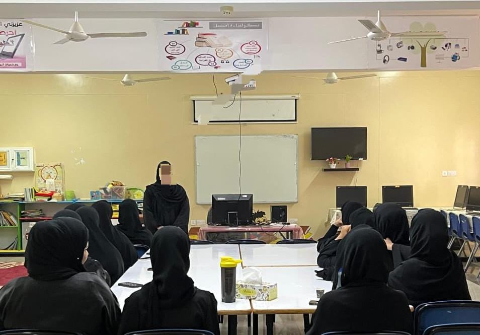 عقدت مديرة المدرسة أ .فاطمة العمرية اجتماعًا بالهيئة الإدارية والتدريسية ومن بينها لجنة إدارة الامتحانات للفصل الدراسي الثاني 2024/2025 لمناقشة ضوابط الامتحانات وآلية المراقبة والتصحيح وتم من خلاله توزيع المهام ثم تم تهيئة البيئة المناسبة للامتحـانات للطالبات خالص الشكر 🌱