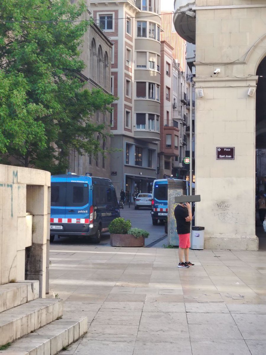 🔴 La seu del <a href="/PP_LLEIDA/">PP Lleida</a> protegida pels mossos a pocs minuts de la convocatòria de la concentració.

👉🏼 Vàries furgonetes custodien la seu i també blinden diferents accessos a la plaça Sant Joan.

La solidaritat no s'atura, tot el suport a la #VagaGeneral29M al País Valencià! ✊🏼