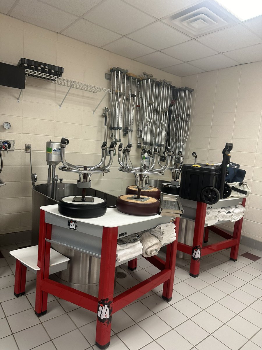 Thorough Clean Thursdays! AT students Emeli Cenobio and Liliana Reyes helped deep clean the AT Room today!🧹🧼🧽🫧🫧