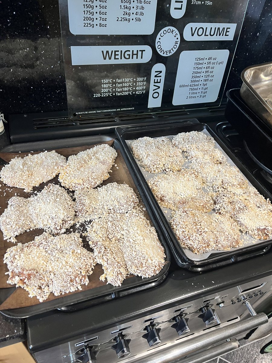 lee_wilkinson2's tweet image. 💥 A cheeky korean twist on the chicken goujon! Let your chicken bathe in soy sauce, garlic and ginger and then coat in breadcrumbs, bake and enjoy 🍗 😋 

🌟💫 Recipe here: vm.tiktok.com/ZNdkVCbEY/

#WilkoCooks #Homemade #Chicken #KoreanChicken #FYP #TwitterSupperClub