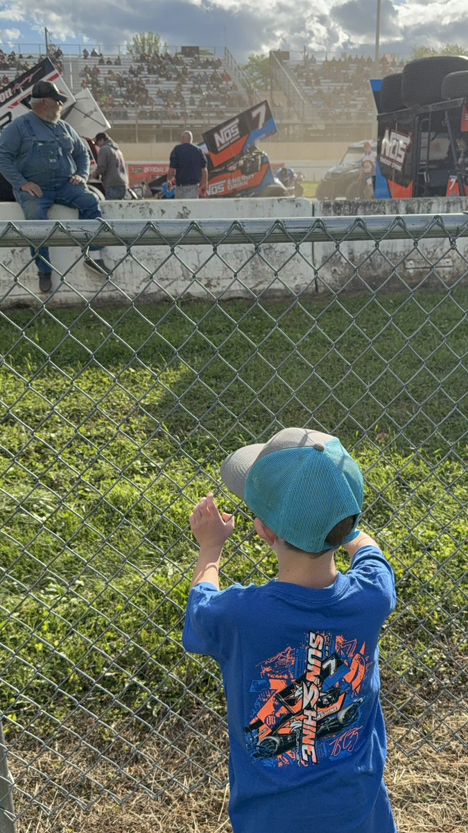 RWells55's tweet photo. Xander was just a little excited to see one of his favorite drivers again! @TyCourtney7BC #sunshine #NOS https://t.co/vyhIbArJvx