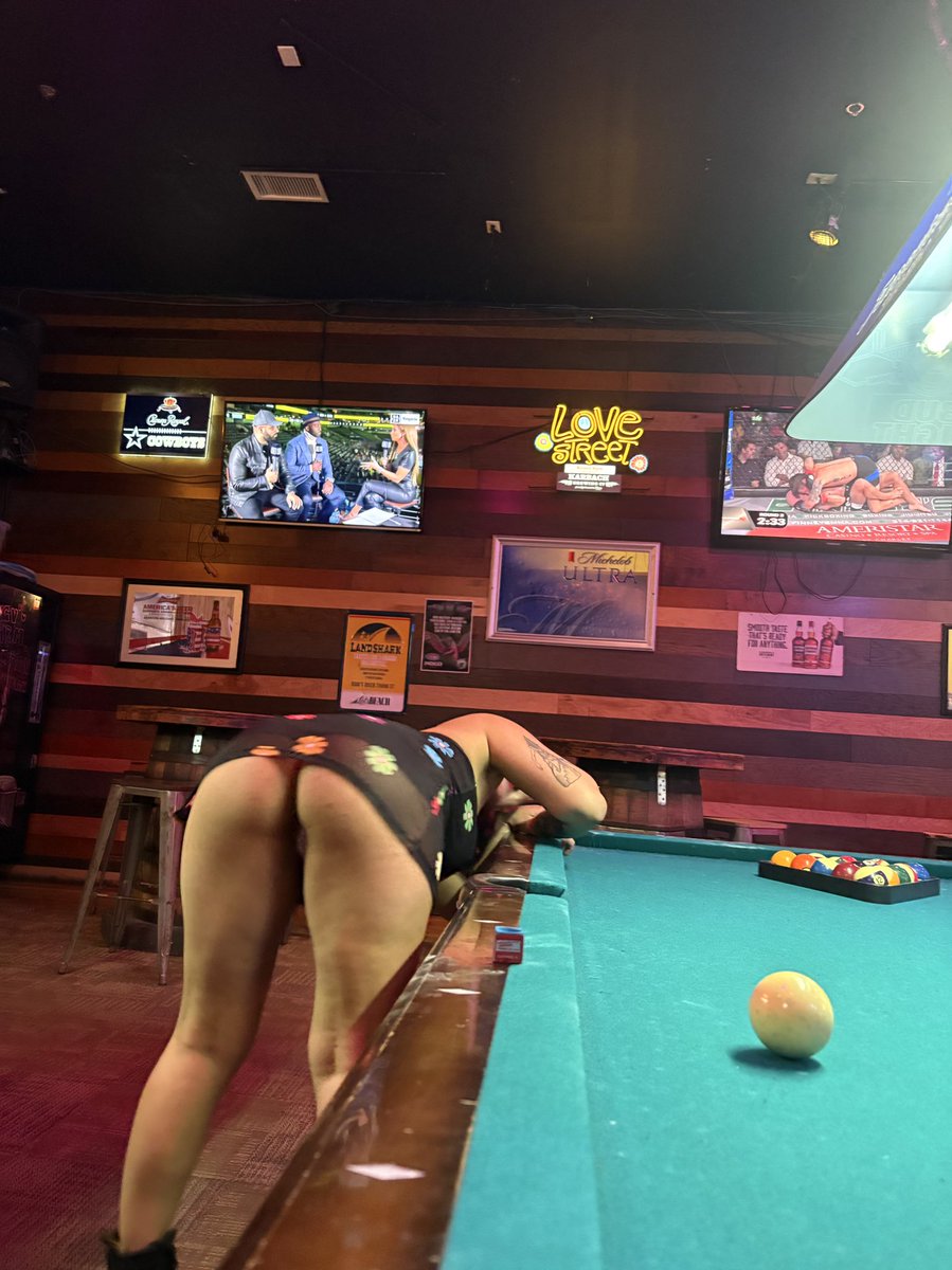 Oh no! The ball rolled under the table😩