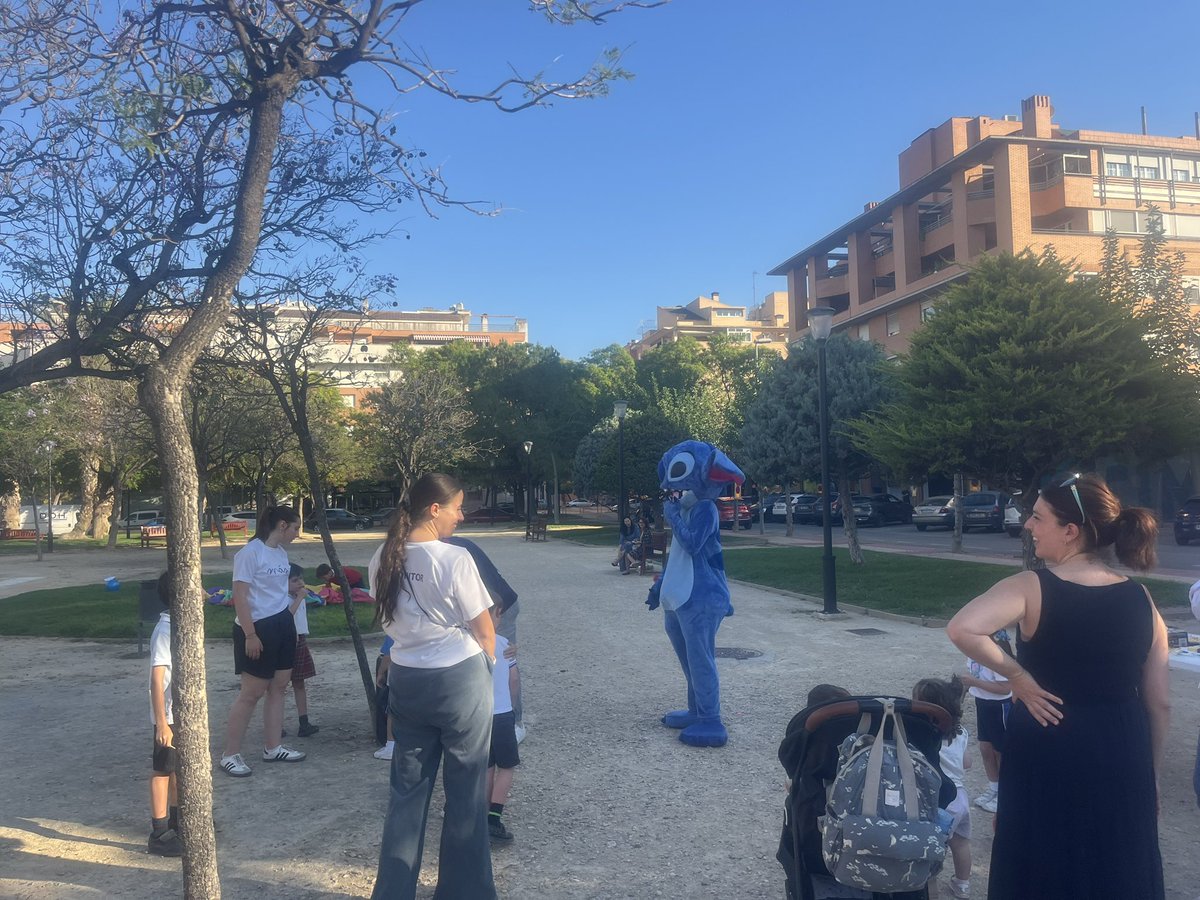 En el Distrito Norte, cuando los comercios cumplen 20 años montan una fiesta para los vecinos y sus clientes. Enhorabuena a Clinica Dental San Basilio por su aniversario. Que cumpláis muchos más entre nosotros #OrgullosoDeMiDistrito #ComercioDeBarrioComercioCercano