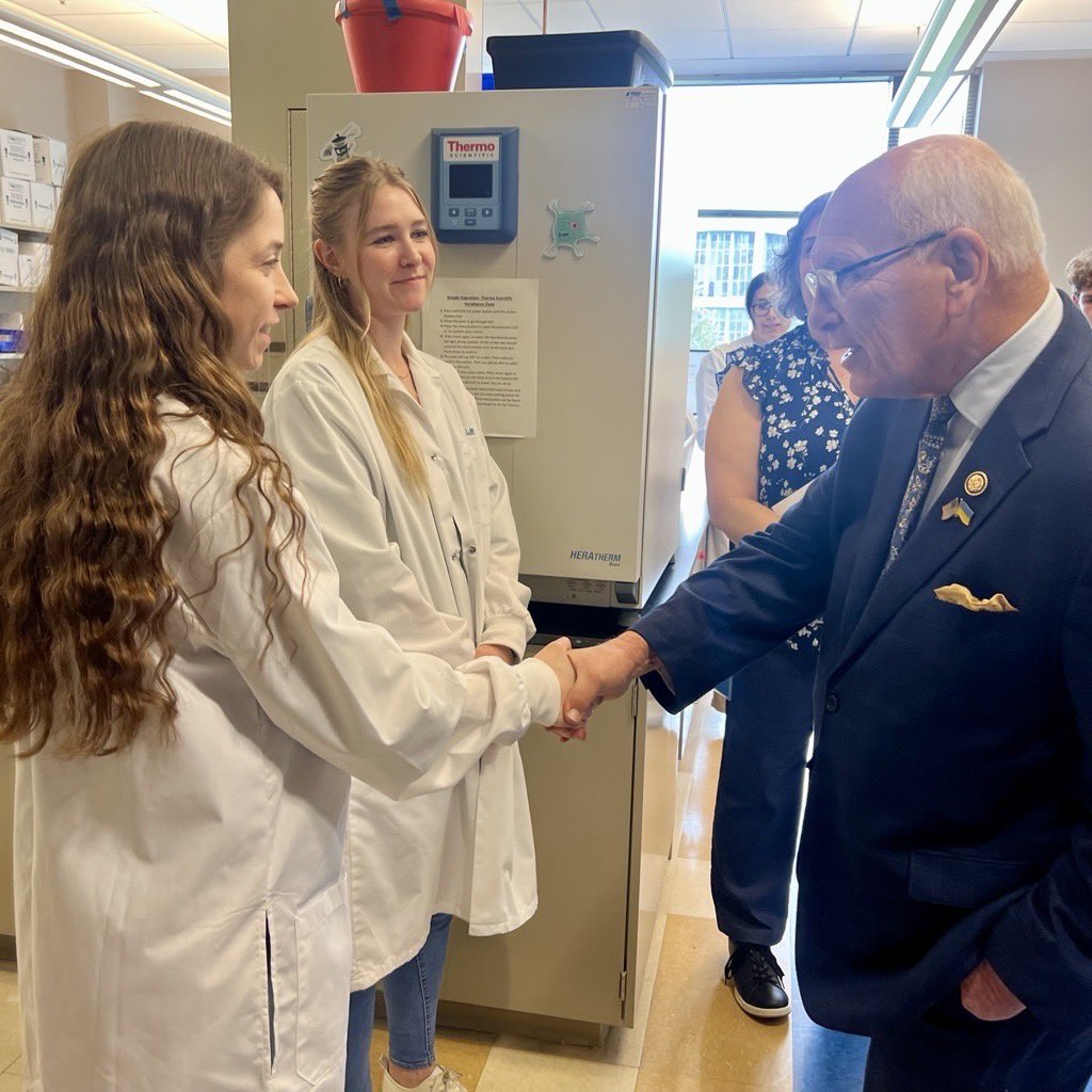 RepPaulTonko's tweet photo. Today, I stopped by @NeuralStemCells new facility in Albany to learn more about how NIH grants are helping this small, nonprofit institution perform groundbreaking research and develop new therapies for neurodegenerative conditions like Alzheimer’s disease. https://t.co/wlXw0oaca2