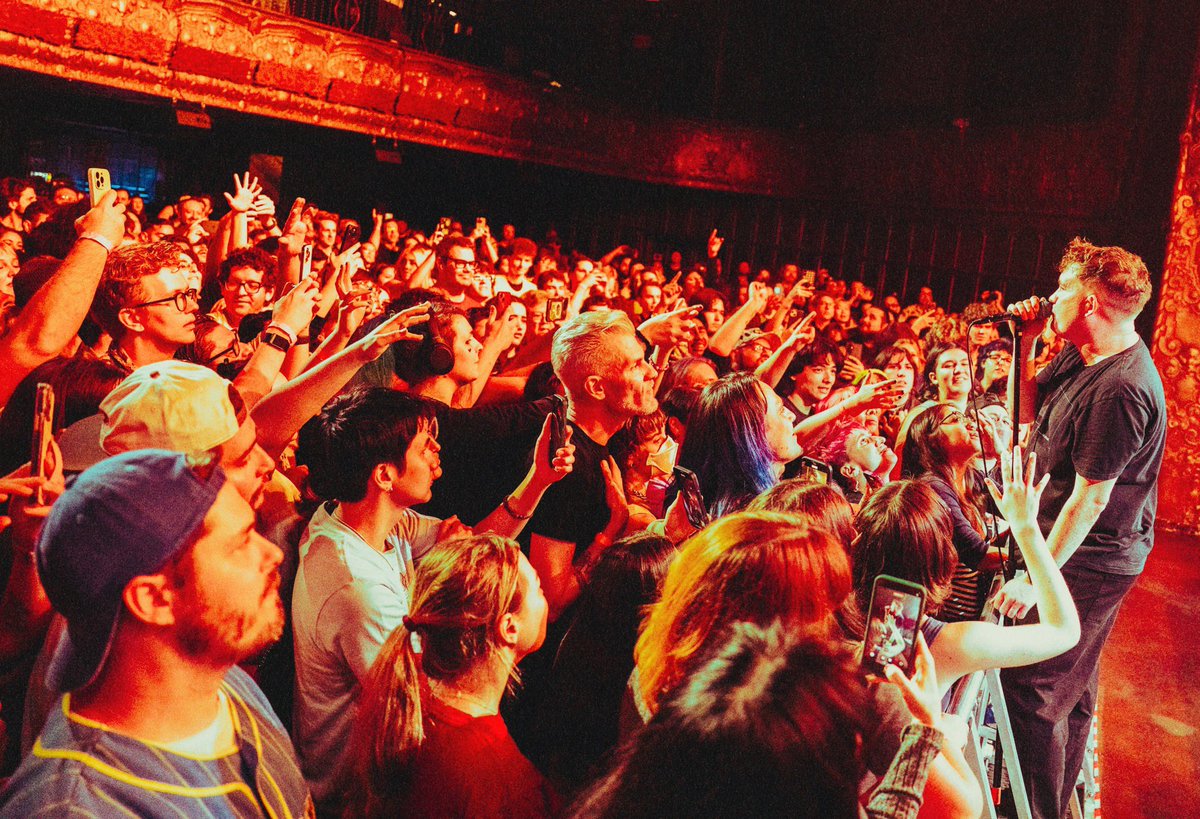 LosCampesinos's tweet image. CHICAGO, ILLINOIS: Los Campesinos! are in town and playing a rock concert at Metro tonight!
Doors: 6
Empty Country: 7
Los Camp!: 8:15
Fin: 10
Over 1,000 Los Campemaniacs! in the building tonight. Join us!
🎟️ linktr.ee/loscampesinos
See you in the pit!