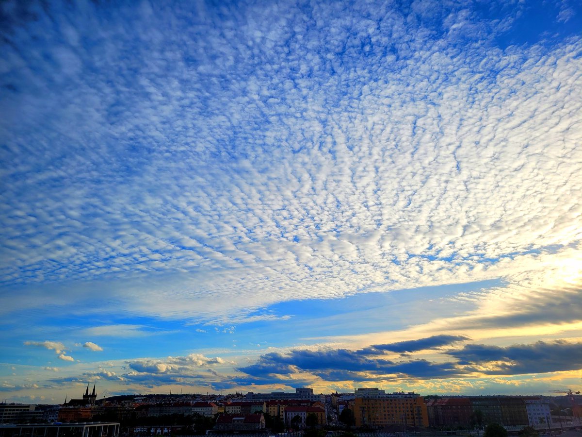 LucieH_GHMP's tweet photo. ..& today's painted sky🎨..
#Prague #Holešovice
#ARTisBlue
#ARTisBlueSky💎
https://t.co/pctwUcAGox🎶
@bluedreamvibes https://t.co/wxi5mDvxGQ