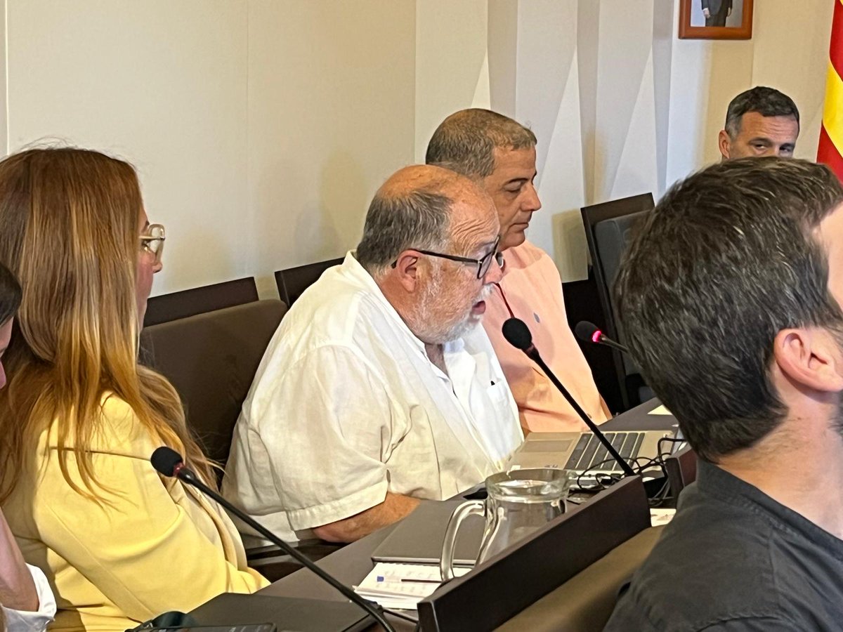 ajsantfeliu's tweet photo. 👋 El regidor @mmartinezdia, de @sfencomupodem, s’acomiada del consistori de #santfeliu. Ha presentat la seva renúncia després de 22 anys com a regidor al consistori de Sant Feliu de Llobregat #plesantfeliu https://t.co/StpF74QYLm