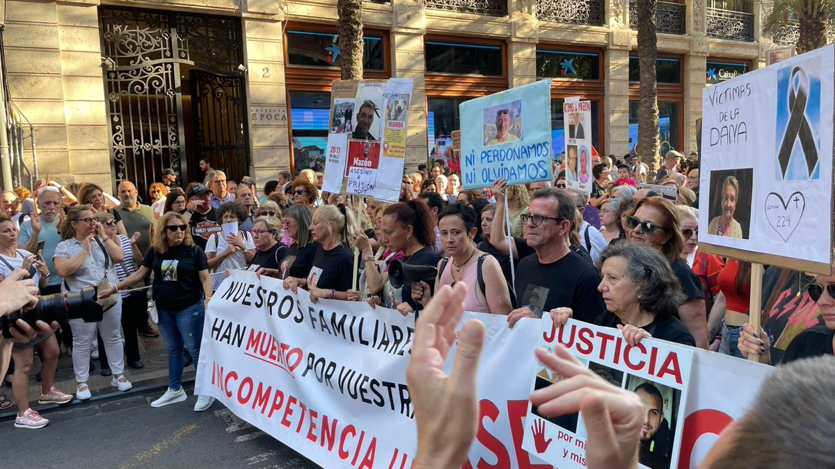 Dignitat dels familiars de les víctimes mortals. Capçalera de la manifestació #mazondimissió del 29 de maig. 7 mesos d'injustícia i vergonya.
Foto del COM, <a href="/PremisOvidi/">el COM</a>