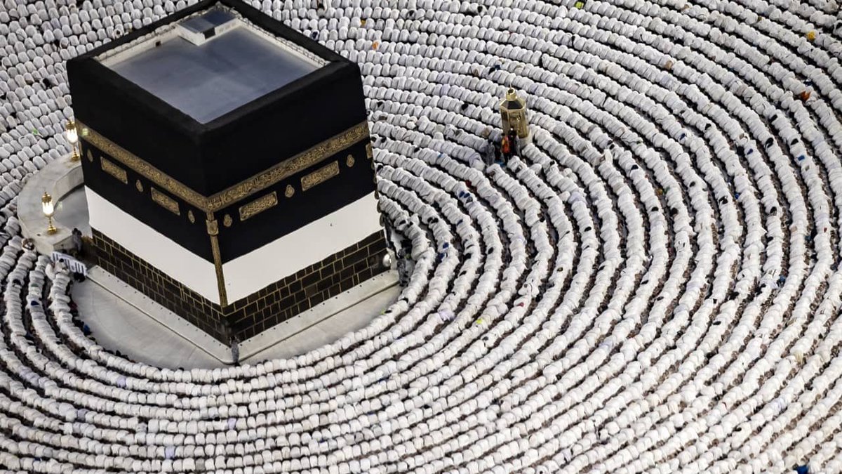 ¬°•|[ هل تعلم بُوركت؛ أنه قد قيل : أن الحكمة ضالة كل مؤمن حكيم وهو أحق بها أينما وجدها ومما يؤثر عن أحد السلف رضي الله تعالى عنهما وأرضاهما مرفوعا إلى رسول الله صلى الله تعالى عليه وسلم قوله : خذ الحكمة ولا يضرك من أي وعاء خرجت، عليه إذن فإن ابن رشيق القيرواني رحمه الله تعالى