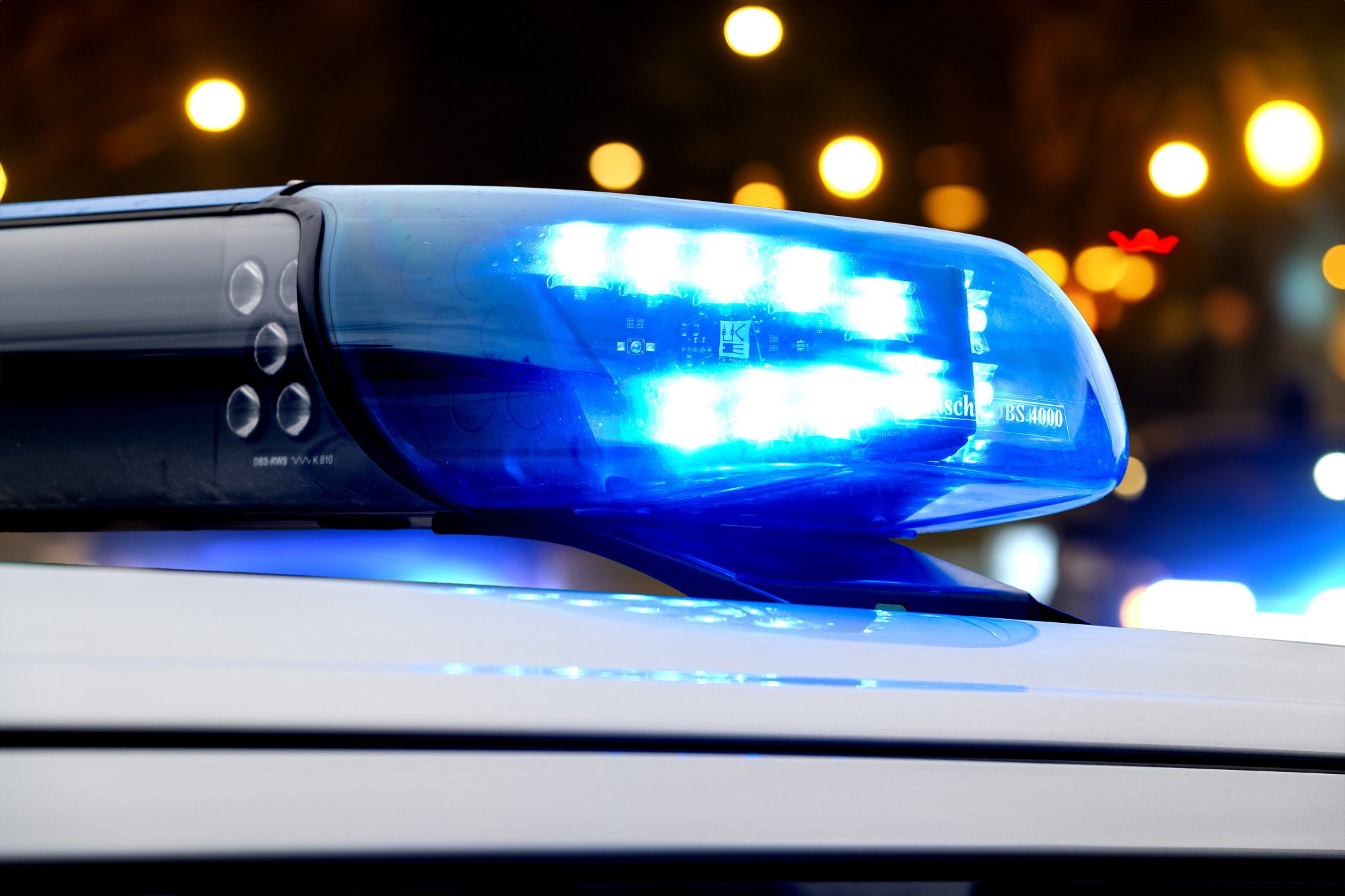 Eine Elfjährige wird von Mitschülerinnen zu Boden geschlagen und getreten, erleidet ernste Verletzun...