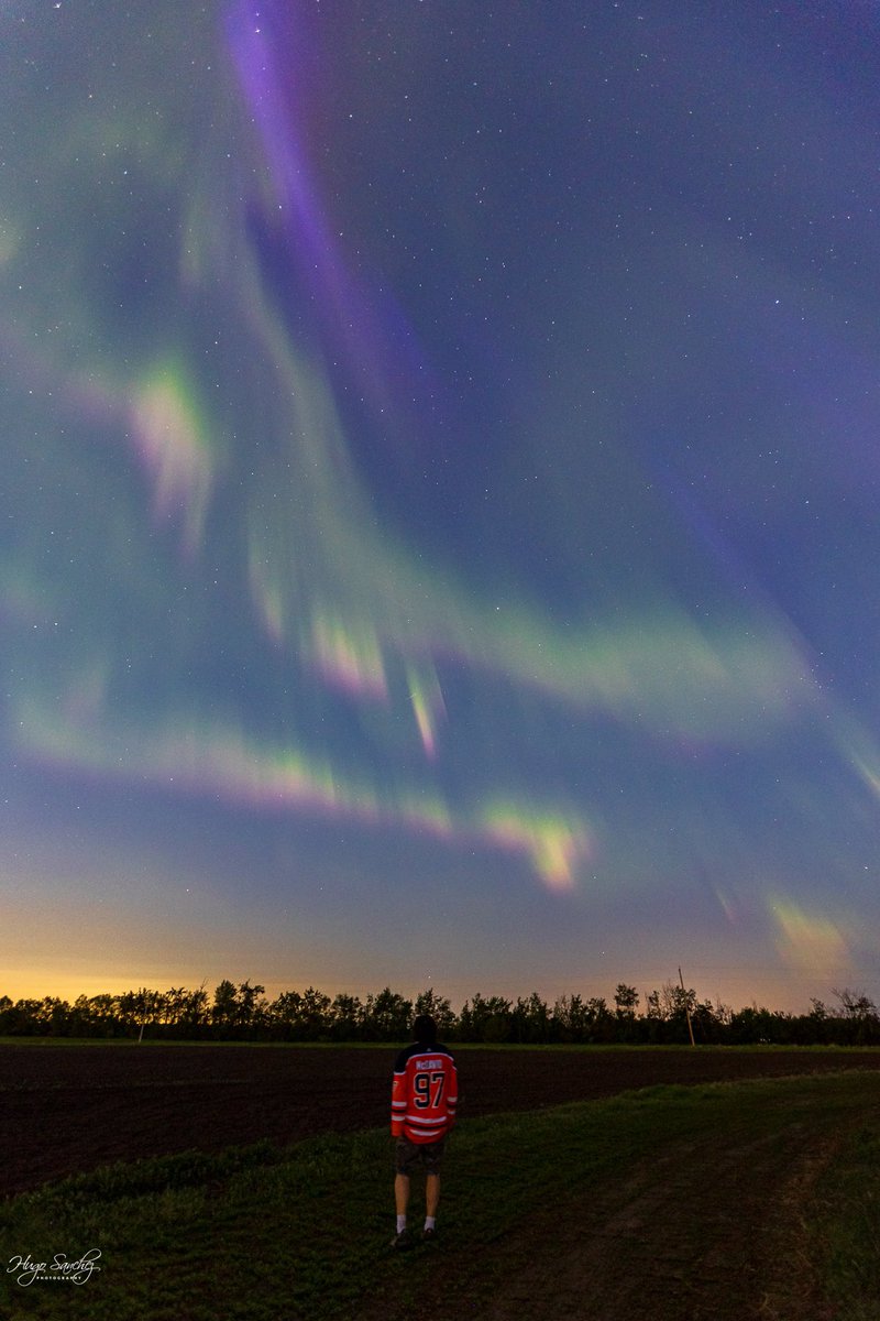 YEGHugo's tweet image. Why see the stars in Edmonton, When we have McDavid and the Northern lights. Let鈥檚 go Oilers Let鈥檚 go! 馃檶馃榿 #aurora #northernlights #edmonton #Oilers #Mcdavid #GoOilers #canada #alberta