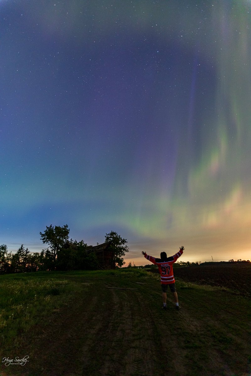 YEGHugo's tweet image. Why see the stars in Edmonton, When we have McDavid and the Northern lights. Let鈥檚 go Oilers Let鈥檚 go! 馃檶馃榿 #aurora #northernlights #edmonton #Oilers #Mcdavid #GoOilers #canada #alberta