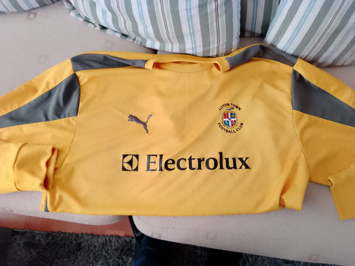 SellarsStacey's tweet photo. 2007-2008 Luton Town Goalkeeper shirt in yellow. 🔥🔥🔥 https://t.co/MfNO5s5b0b