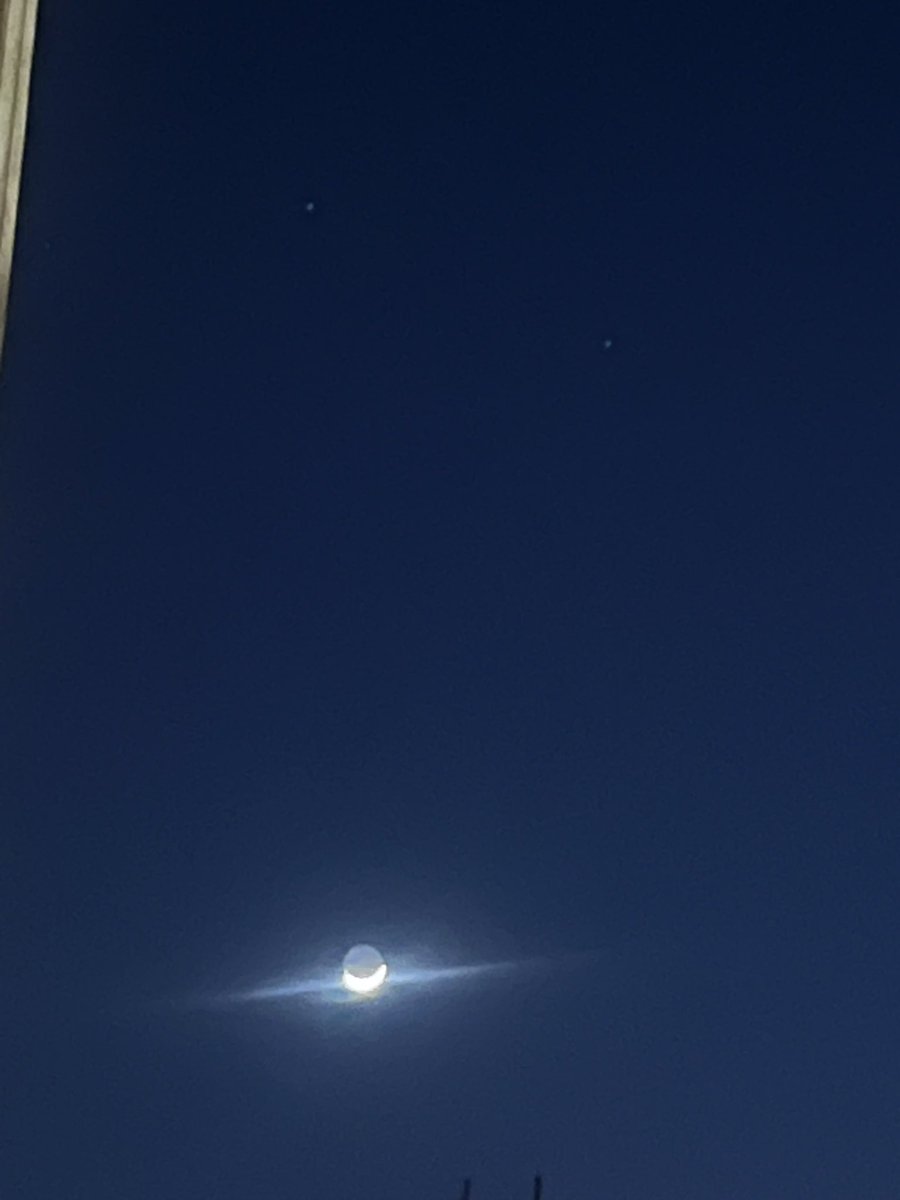 MR282018's tweet photo. القمر الضاحك 

laughing moon https://t.co/9pDhuxEaCM
