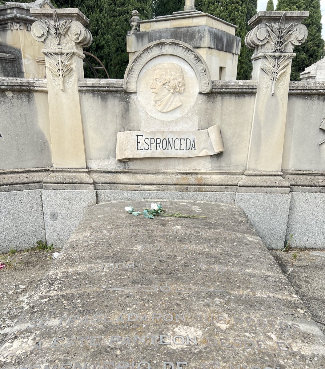 Qué es mi barco: mi tesoro,
qué es mi dios: la libertad,
mi ley, la fuerza y el viento,
mi única patria la mar.