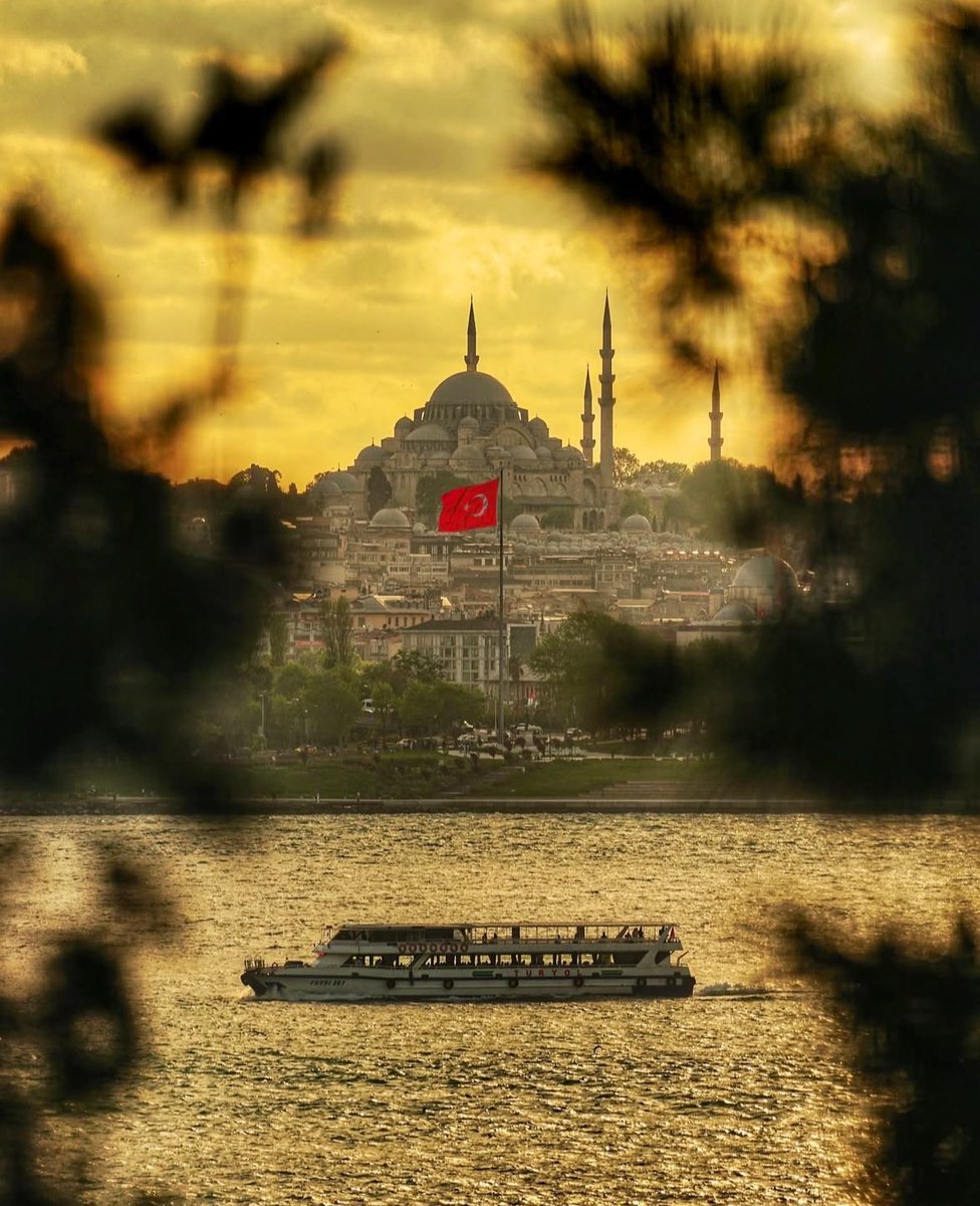 “Konstantiniyye mutlaka fetholunacaktır. Onu fetheden komutan ne güzel komutan, fetheden asker ne güzel askerdir.”

- Hz Muhammed ﷺ