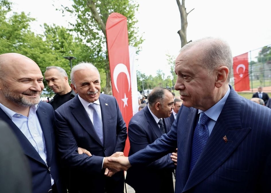 Samimiyetin dili yoktur, 
o gözlerden anlaşılır.

<a href="/suleymansoylu/">Süleyman Soylu</a>