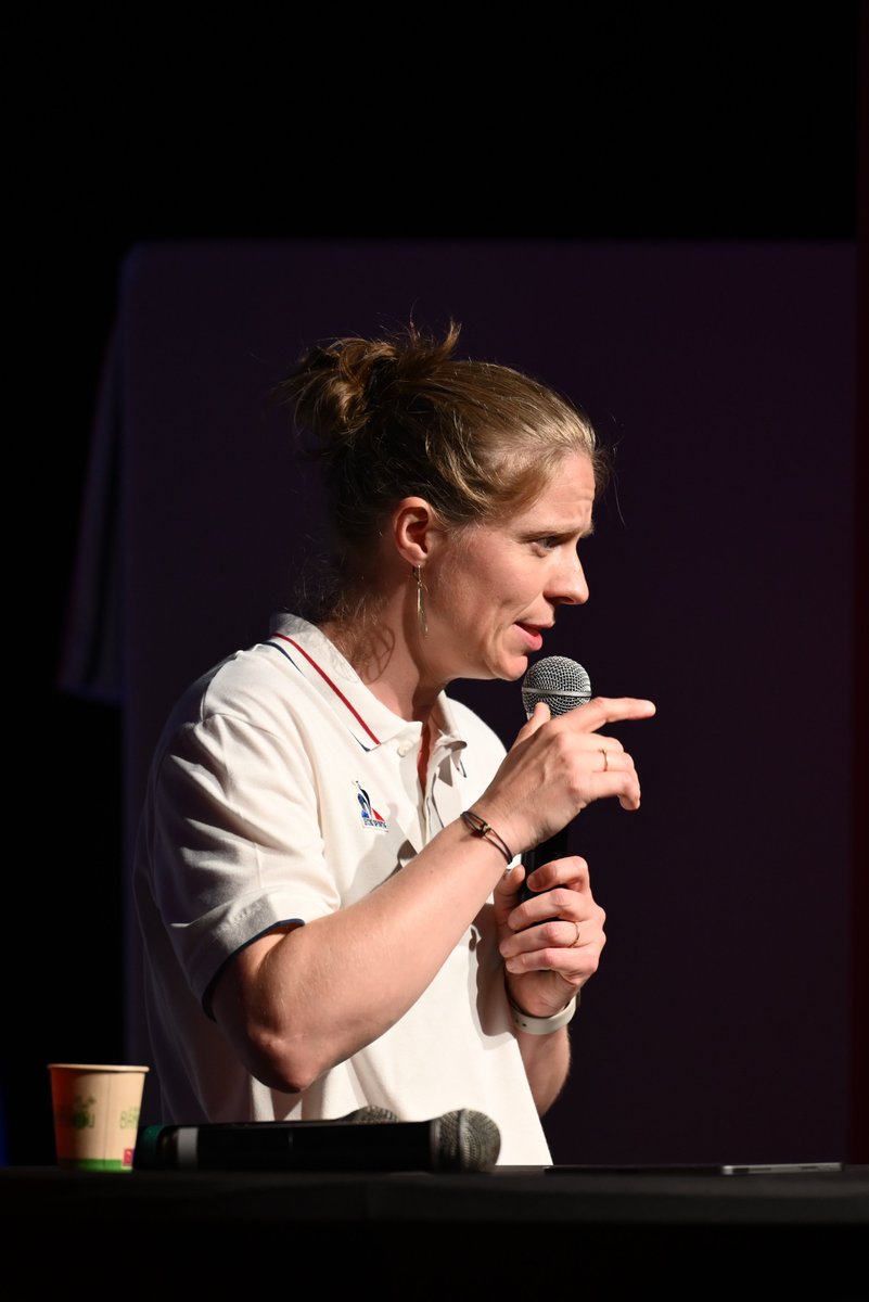 [#Institutionnel]
Au terme du rassemblement pré-olympique dans la perspective des Jeux de Milan-Cortina 2026, la Secrétaire Générale du #CNOSF, <a href="/AGuyart/">Astrid Guyart</a>, a ouvert la dernière plénière de cette semaine :
🎙️"C'est un plaisir pour moi d'être présente pour clôturer ce rassemblement