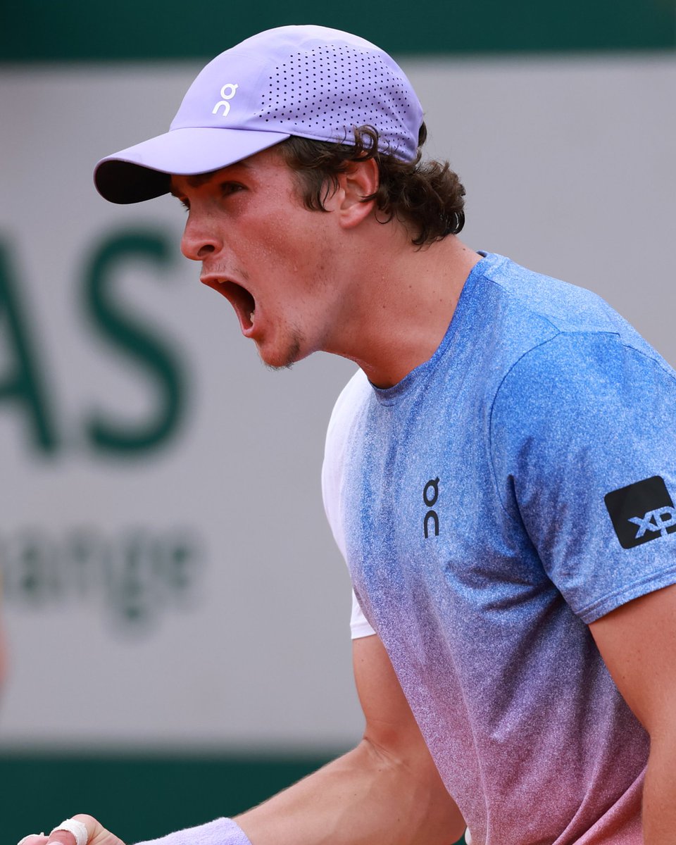 Estamos sem palavras, João Fonseca. 🤯

O brasileiro derrotou o francês Pierre-Hugues Herbert em 7/6 7/6 6/4 para se garantir na terceira rodada de Roland Garros! 🔥

📸: Clive Brunskill/Getty Images