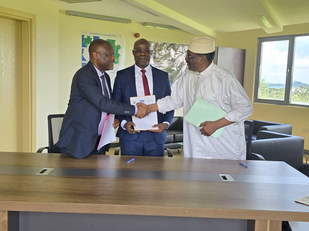 Une nouvelle ère pour la science africaine ! Le CENAREST (Gabon), le CNRD (Tchad) et l'AGEOS ont signé un accord-cadre tripartite pour booster la recherche, l'observation spatiale et le développement durable. Une collaboration Sud-Sud exemplaire pour des solutions locales.
