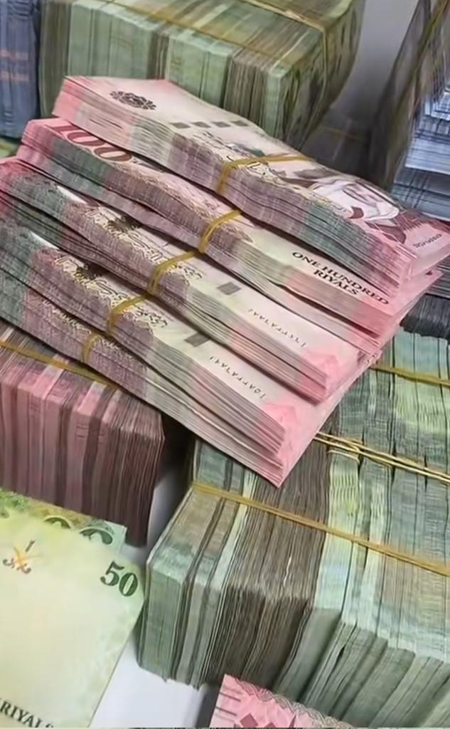 لقد تم إختيارك للمره الثانية 🎁
ألف مبروك للفائز معنا
 بمبلغ وقدرة 450,000  ريال سعودي 💸
 وعقبال المشاركين الليلة راح يكون في مسابقة سحب على ” سيارة لكزس 
١-رتويت🔃
٢- تابعني 
٣-تغريد ب (تم)
٤-أرسال إسمك ورقم جوالك خاص... 📩