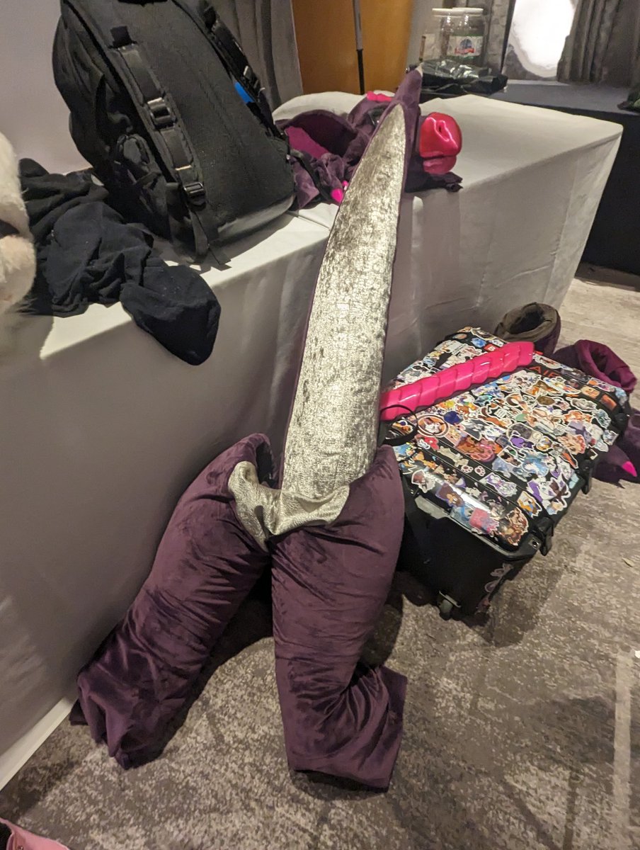 DovDragon's tweet image. Post CFz deflation!
Always feels like I've been to another world.
Most of why it's so dang wonderful is because of the people that are involved and that I get the sheer luck to vibe with them, see you soon!
#cfz2025 #Furries #FursuitEveryday