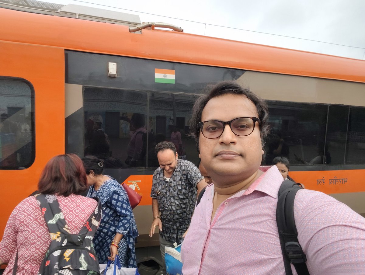 sabyasachi_uni's tweet image. Sharing a couple of glimpses of my recent journey to IIT Kharagpur on the Howrah–Puri Vande Bharat Express.

#VandeBharatExpressTrain #Howrah #KGP #SabyasachiMukhopadhyay