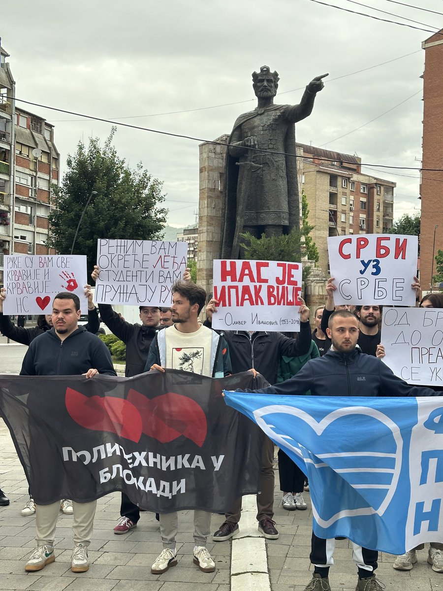 Blokada_ASSP's tweet photo. Данас смо званично започели посету Косову и Метохији, на позив драгих колега са универзитета у Приштини.

Одржали смо 16 минута ћутања код споменика кнезу Лазару у центру Косовске Митровице, заједно са још много колега са универзитета у Београду, Новом Саду и Крагујевцу. ❤️💙🤍 https://t.co/rkY3oijWyQ