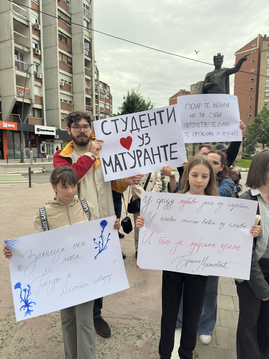 Blokada_ASSP's tweet photo. Данас смо званично започели посету Косову и Метохији, на позив драгих колега са универзитета у Приштини.

Одржали смо 16 минута ћутања код споменика кнезу Лазару у центру Косовске Митровице, заједно са још много колега са универзитета у Београду, Новом Саду и Крагујевцу. ❤️💙🤍 https://t.co/rkY3oijWyQ