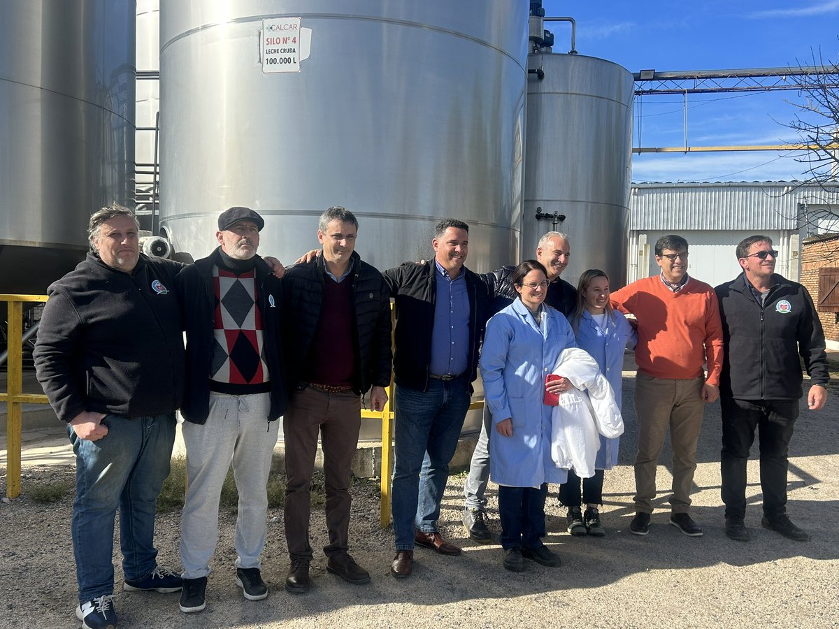 CALCAR RENACE
Estuvimos presentes junto a trabajadores e inversores de CALCAR, viendo la reapertura de planta y la elaboración de sus productos.

Es un proceso de construcción de confianza que comienza con productores, trabajadores, inversores y consumidores.

Es un gran comienzo