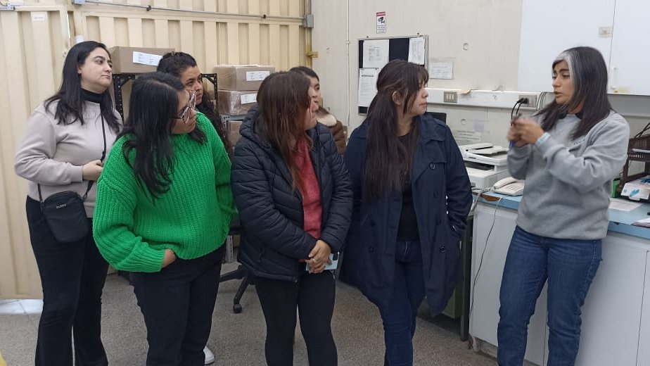 CCHEN Nuclear 🇨🇱 (@cchen_gob) on Twitter photo Recibimos a estudiantes de la Escuela de Salud Pública de <a href="/uchile/">Universidad de Chile</a>.
La delegación conoció nuestro Centro de Estudios Nucleares La Reina, incluyendo reactor e instalaciones de dosimetría e irradiación.
En el encuentro logramos conectar salud pública y aplicaciones nucleares 😃🙌 Recibimos a estudiantes de la Escuela de Salud Pública de <a href="/uchile/">Universidad de Chile</a>.
La delegación conoció nuestro Centro de Estudios Nucleares La Reina, incluyendo reactor e instalaciones de dosimetría e irradiación.
En el encuentro logramos conectar salud pública y aplicaciones nucleares 😃🙌