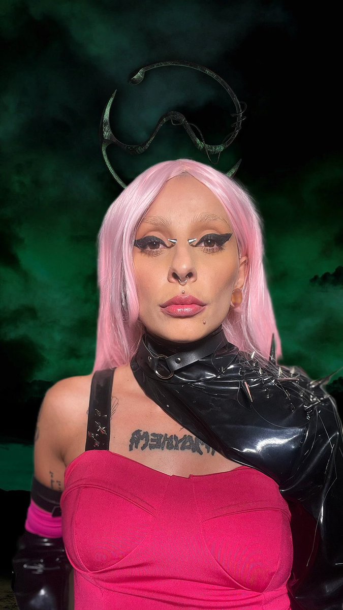 This is my dancefloor I fought for ⚔️🩷
5 Anos de Chromatica , um álbum que foi um verdadeiro abraço em um ano cheio de tristeza e incertezas, jamais esquecerei a sensação de ter ouvido pela primeira vez “My name isn’t Alice…”<a href="/ladygaga/">Lady Gaga</a> TE AMO 🩷