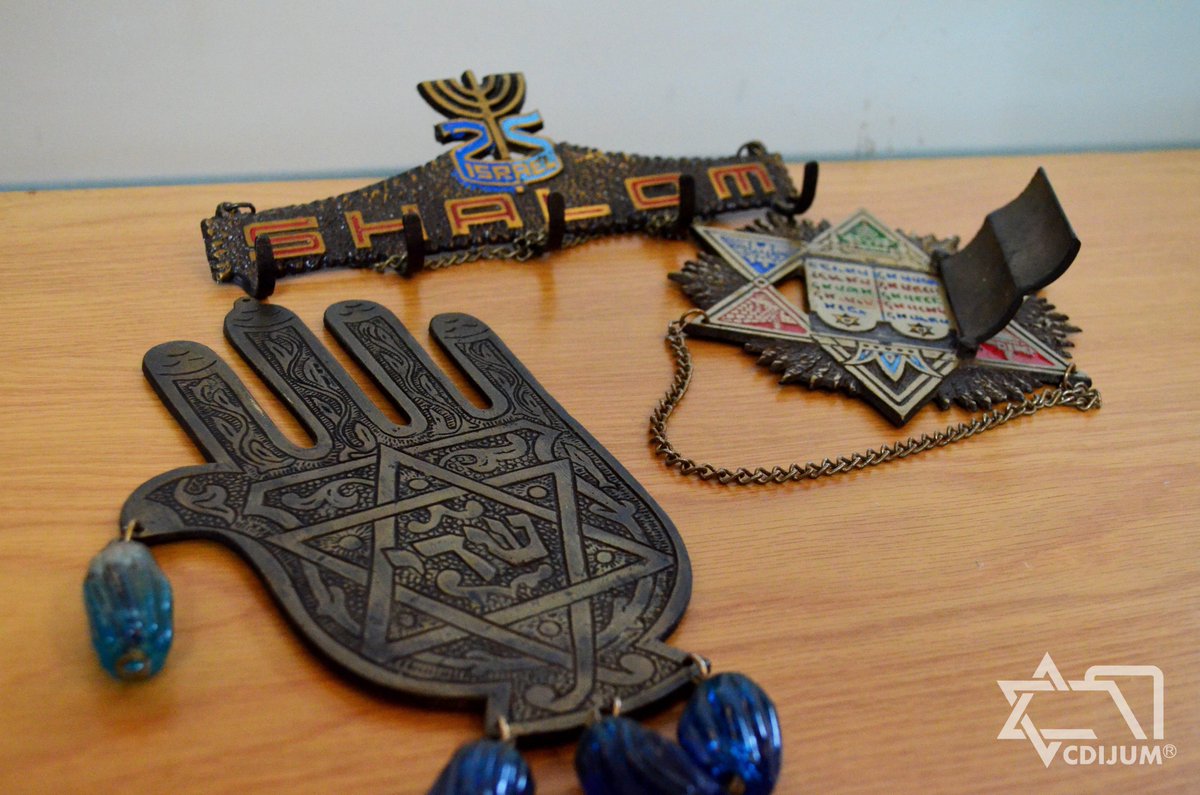 ¡La historia y la cultura también se ven así! 😍✡️

Ven a la Casa de la Memoria Judía y conoce los objetos que resguardamos, muchos de ellos tienen historias fascinantes que no querrás perderte. 💙