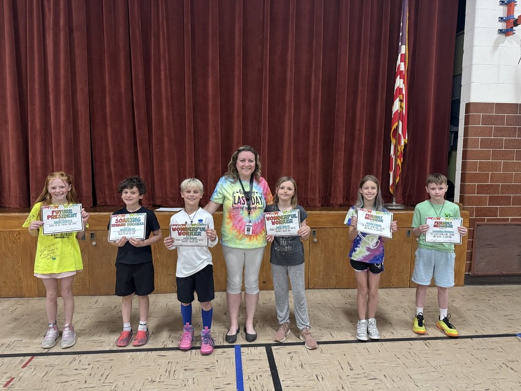 chisholmmn695's tweet image. The students at the Vaughan Steffensrud were given awards for outstanding performance this school year! 
Also, for awesome attendance and being school patrols for the whole year! 
Thank you students! 
#Bluestreakpride 💙❤️