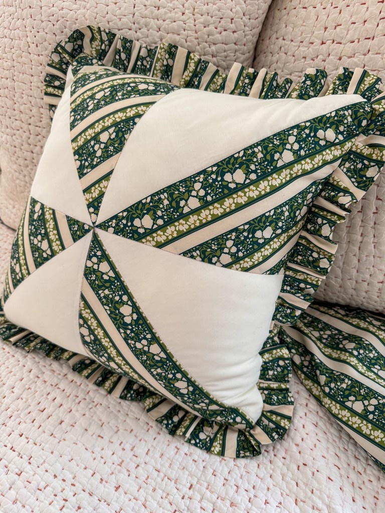 ArtGalleryFab's tweet photo. Why wait on custom home decor when you can create something uniquely yours with Anthology by Bari J.?
🧵 Find the FREE instructions for this pillow and sheet in the Anthology + Legacy Lookbook: https://t.co/4PQja3EtqC
#ArtGalleryFabrics #BariJ #CuratedMaximalism #DIYHomeDecor https://t.co/cy4nqX9s6n