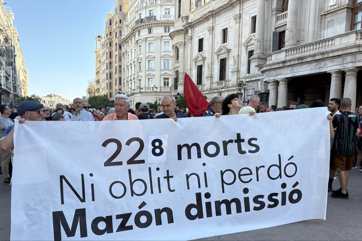 Milers de persones han tornat a eixir als carrers per exigir la dimissió de #Mazón.

La democràcia és escoltar el poble. Les valencianes i els valencians volen urnes. 

No volen un Consell negligent al servei de l’extrema dreta. <a href="/CarlosFBielsa/">Carlos F. Bielsa | Alcalde de Mislata</a> 

#mazondimissió #volemvotar