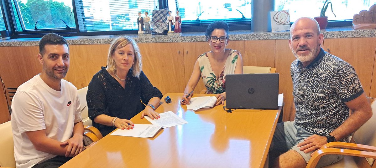 ✒️Gaur Ezkaba ikastetxearekin eta bertako guraso elkartearekin hitzarmena sinatu dugu, udalak jarduerak antolatzeko ematen dien laguntza arautzen duena.
---------------------------------
Hoy hemos firmado con el colegio Ezkaba y su APYMA el convenio que regula la ayuda que les