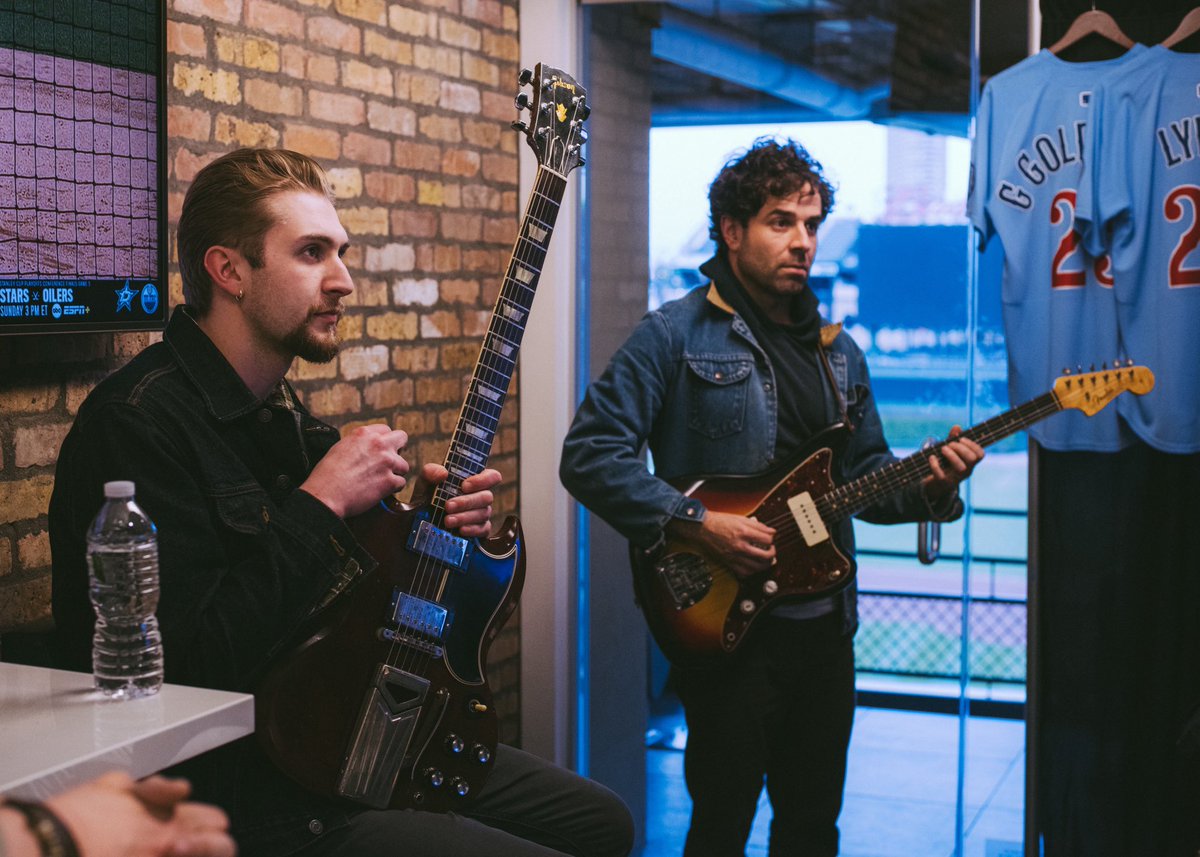 ChicagoMusicEx's tweet image. Gary Rossington’s legacy lives on! @dawestheband came through so we brought out the heavy hitters from The Vault! Who’s next with the Rossington ‘Freebird’ SG/LP? Stay tuned! #chicagomusicexchange #Dawes #garyrossington #gibsonguitar