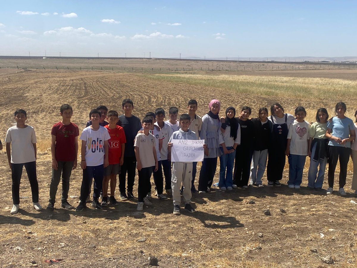 AzizeBoyIlkokul's tweet photo. Mardin’in rüzgarı bilgi taşısın, kıvılcım değil!
Anız yakmak sadece toprağı değil, geleceğimizi de yakıyor.
#MardinYeşiliKoru #AteşiDeğilBilinciYay
@tcmeb
@Yusuf__Tekin
@Mardin_Valiligi
@tuncay_akkoyun https://t.co/hhsgrzdbIO