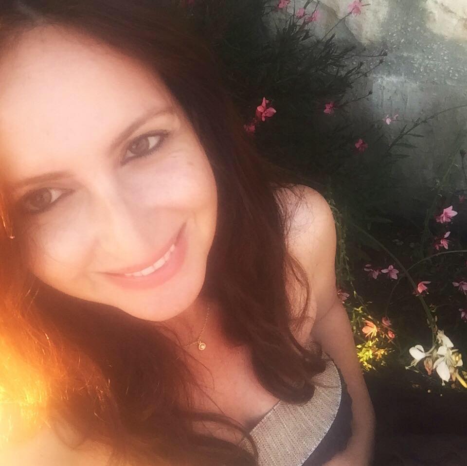 Yirmili yaşlarımdaydım. İlk ciddi işime yeni başlamıştım. Ankara’da, herkesin adını duyduğu büyük bir inşaat firmasında, iki kardeşten küçük olan patronun sekreterliğini yapıyordum. Henüz toy, ışık saçan, umut dolu bir genç kızdım. Oysa işe başladığım ilk gün, büyük kardeşin