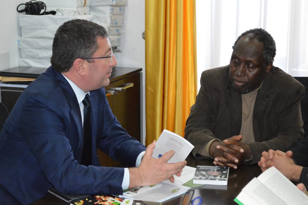 Cooperativa Auxilium (@auxiliumcoop) on Twitter photo Addio a #ngugiwathiongo un gigante della letteratura africana, un uomo coraggioso, che abbiamo ammirato e del quale abbiamo avuto il privilegio di essere amici. “Nessuna notte è così lunga da non finire con l'alba”, vogliamo salutarlo con queste sua frase piena di speranza Addio a #ngugiwathiongo un gigante della letteratura africana, un uomo coraggioso, che abbiamo ammirato e del quale abbiamo avuto il privilegio di essere amici. “Nessuna notte è così lunga da non finire con l'alba”, vogliamo salutarlo con queste sua frase piena di speranza