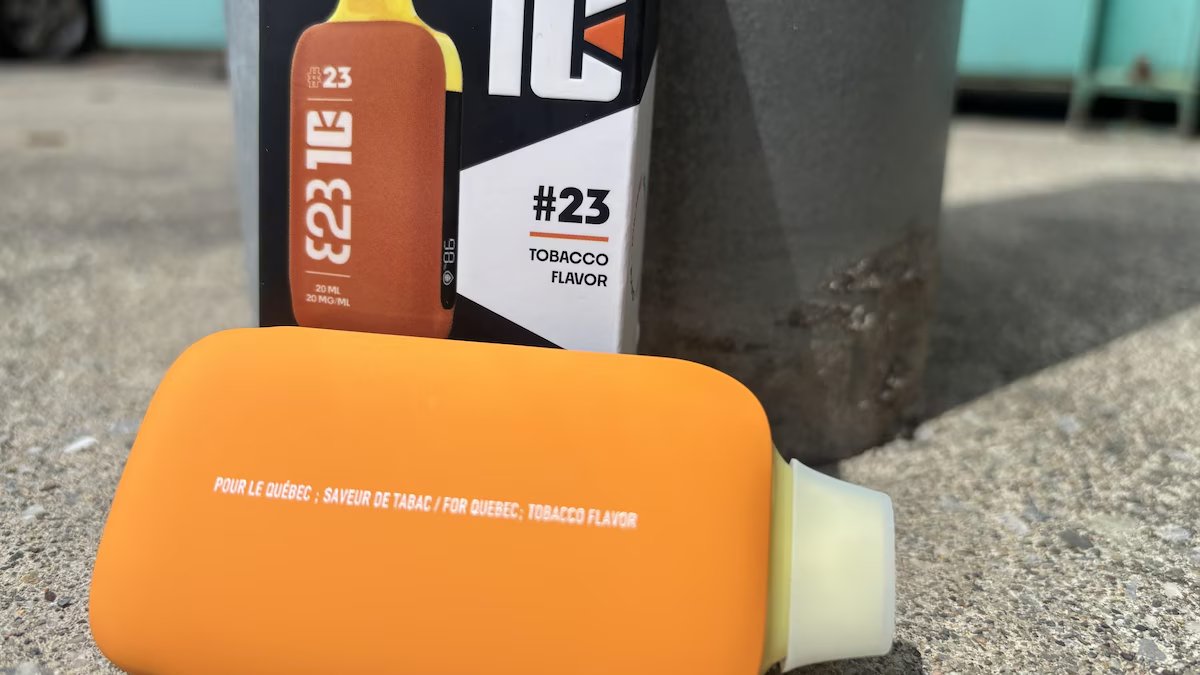 Autre échappatoire: l’étiquetage. On voit dans toutes sortes de commerces des produits de vapotage qui sont mal étiquetés. [La boîte] dit que c'est une saveur de "tabac", mais dans les faits, on peut remarquer des odeurs de fruits... ici.radio-canada.ca/nouvelle/21681… <a href="/ChristinBureau/">Christine Bureau</a>
