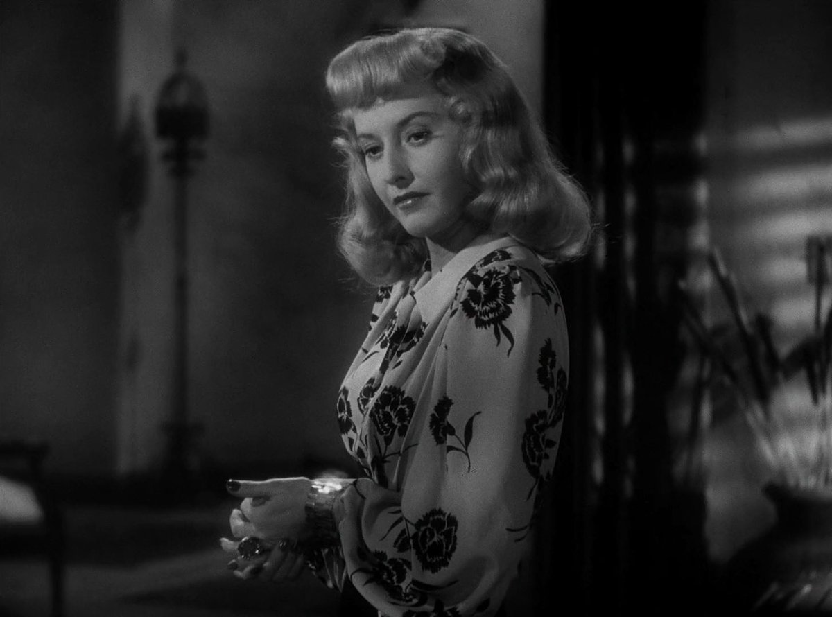 A veces basta un gesto para hacer una cita, mención o nota. De Walsh a Wilder, de Marlene a la Stanwyck. Aquí no hay un “who wore it better” sino una referencia capital y capilar.