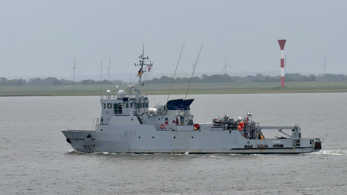 Cavit Ege Tulça (@egetulca) on Twitter photo 📸 🇫🇷 <a href="/MarineNationale/">Marine nationale</a> Cherbourg-based Vulcain-class mine countermeasures vessel Vulcain (M611) seen in the Elbe river today, heading to Kiel canal Brunsbüttel locks. 📸 🇫🇷 <a href="/MarineNationale/">Marine nationale</a> Cherbourg-based Vulcain-class mine countermeasures vessel Vulcain (M611) seen in the Elbe river today, heading to Kiel canal Brunsbüttel locks.