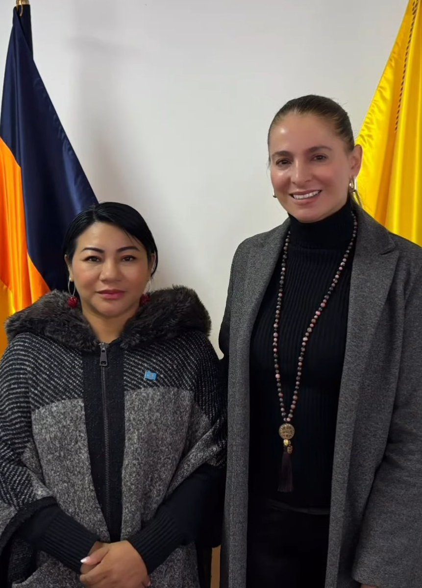 ElOIRdelaRegion's tweet photo. #ElOIRInforma La Universidad Nacional Abierta y a Distancia @UNAD,  sigue fortaleciendo su compromiso con la inclusión y el desarrollo regional a través de su Vicerrectoría de Inclusión Social para el Desarrollo Regional y Proyección Comunitaria, liderada por la Dra. Julialba Ángel Osorio @julialbaangelo. En este contexto, la UNAD ha dado un paso importante hacia la cooperación interinstitucional con la Coordinadora Latinoamericana de Cine y Comunicación de los Pueblos Indígenas @clacpi
El pasado martes 27 de mayo, la Dra. Ángel Osorio se reunió con la Coordinadora General de CLACPI, Nelly Kuiru, en la Sede Nacional de la UNAD en Bogotá. Este encuentro se enmarca en el proceso de diálogo que ambas entidades han venido desarrollando desde hace algunos meses. Como resultado de esta reunión, se acordó articular una serie de acciones estratégicas para impulsar una línea de formación en comunicación con enfoque diferencial étnico a través de un convenio marco formal de cooperación.
Con este convenio, se busca responder a las necesidades reales de los pueblos indígenas en materia de comunicación, ofreciendo diplomados y cursos específicos en modalidad virtual o presencial que puedan ser homologados a través del programa académico de Comunicación Social de la UNAD.
Es importante destacar que CLACPI y la Fundación Indígena Nimaira han venido trabajando juntos desde 2024 en una línea emergente de colaboración en el departamento de Amazonas (Colombia), apoyando proyectos en el territorio a través de la UNAD y la Coordinadora de mujeres indígenas de la AZICATCH.
"¡Felicitaciones a la UNAD y CLACPI por renovar esta importante alianza!