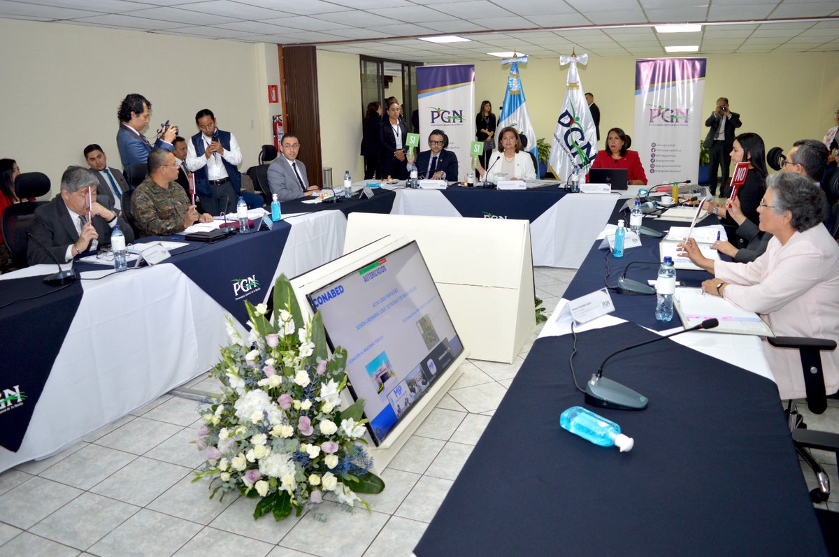 DiariodeCA's tweet photo. #EnElPaísDCA | La Procuraduría General de la Nación fue anfitriona de la Sesión Ordinaria 5-2025 del Consejo Nacional de Administración de Bienes en Extinción de Dominio (#CONABED). El evento fue liderado por la vicepresidenta @KarinHerreraVP.

Durante la sesión, se abordaron temas cruciales para fortalecer la gestión y transparencia en la administración de bienes declarados en extinción de dominio a favor del Estado. 

La participación activa de las instituciones que conforman el #CONABED refleja el esfuerzo conjunto por garantizar que los bienes recuperados sean administrados de manera eficiente y en beneficio de la sociedad guatemalteca. 

✍️🏻@WendiV_DCA 
📷@PGNguatemala