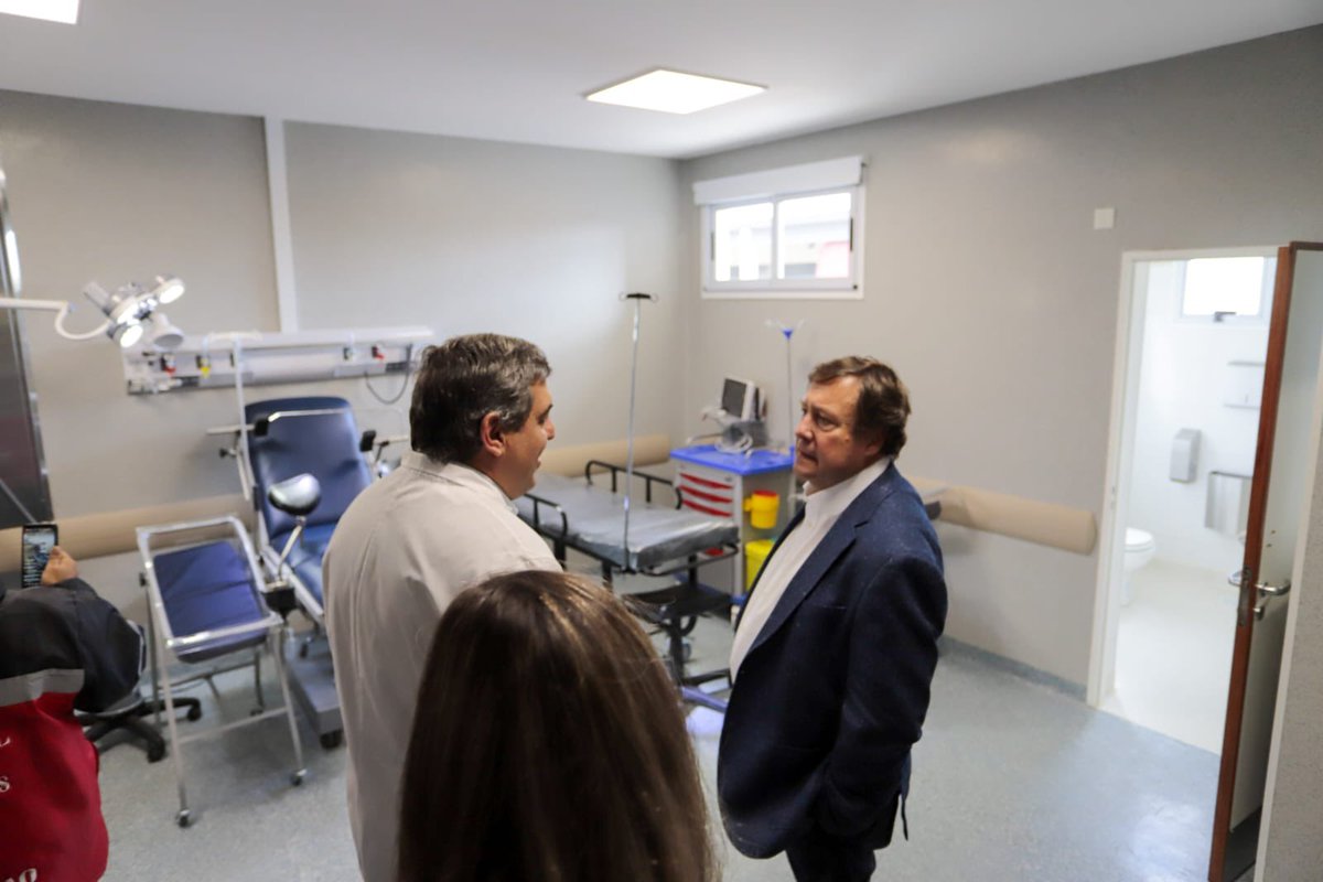 Weretilneck's tweet photo. CUIDAR LA SALUD ES UNA DECISIÓN POLÍTICA

La salud pública no se discute: se defiende con hechos. Gracias al acuerdo firmado con el consorcio VMOS SA, vamos a destinar una parte de esos recursos para transformar el sistema sanitario de Río Negro.

Serán 60 millones de dólares para incorporar equipamiento médico de última generación y sumar 60 ambulancias que refuercen la atención en toda la provincia. Tecnología, respuesta rápida y calidad para cuidar a nuestra gente como se merece. Lo que se produce acá vuelve en inversión para la salud pública rionegrina.

Esta inversión no es casualidad: es el resultado de una decisión política clara. Invertimos donde hay que invertir, porque los recursos de nuestra tierra tienen que volver a quienes los generan. Primero los rionegrinos.