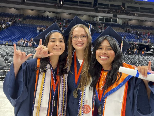 MDI_Lab's tweet image. So proud of our graduating seniors! 🎓 Whether pursuing grad school or entering the workforce, we're incredibly proud of the work you've done at the MDI Lab. If you're ever in need, you know where to reach us! Here's to your next chapter! #GraduationSeason #ProudMentor #UTSA